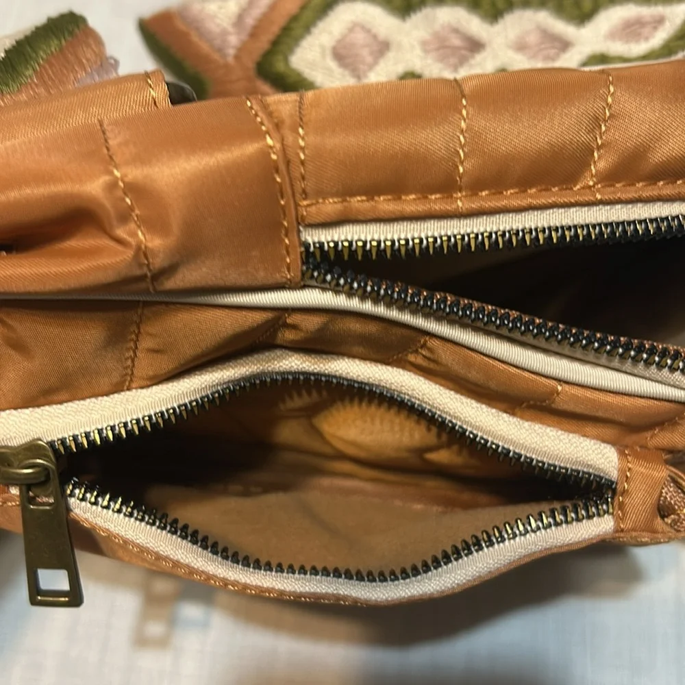 NWOT Maurices Stylish Tan Crossbody Bag - Picture 4 of 4